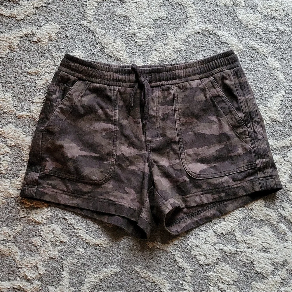 Athleta Farallon Camo Shorts 8